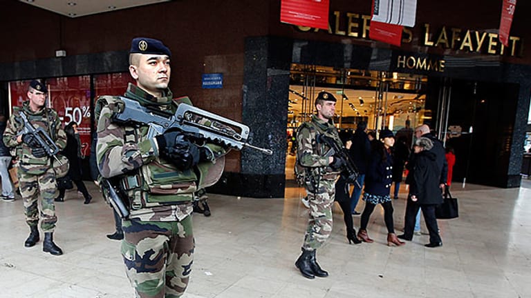 Französische Soldaten auf der Straße in der französischen Hauptstadt.