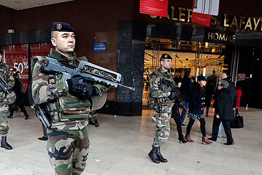 Französische Soldaten auf der Straße in der französischen Hauptstadt.