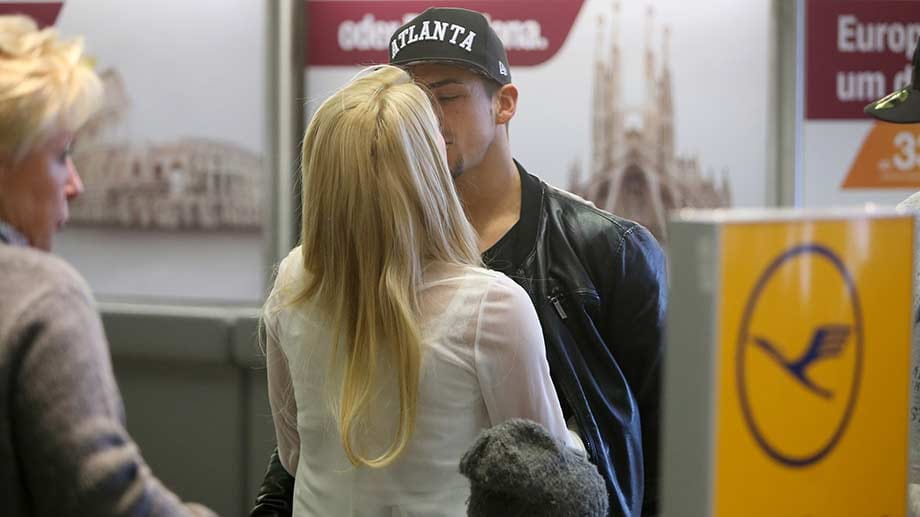 Angelina Heger verabschiedet sich am Flughafen von ihrem Freund. Am Abend des 11. Januar flogen die elf "Dschungelcamp"-Kandidaten nach Australien.