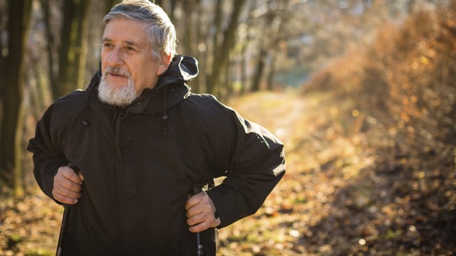 Mit einer Prothese können Arthrose-Patienten wieder in Schwung kommen - und dabei ihr Herz stärken.