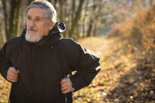 Mit einer Prothese können Arthrose-Patienten wieder in Schwung kommen - und dabei ihr Herz stärken.