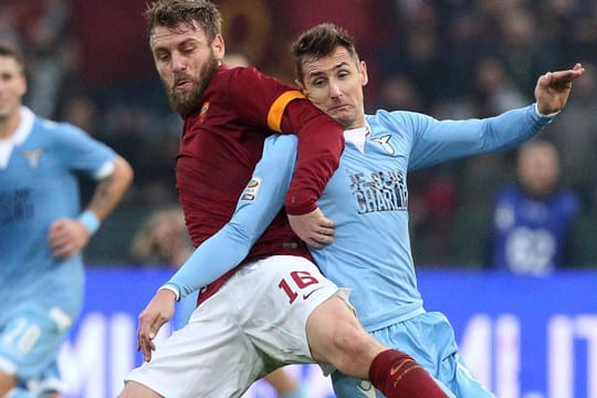 Miroslav Klose (re., im Duell mit Daniele De Rossi von AS Rom) hat derzeit keinen leichten Stand bei Lazio.