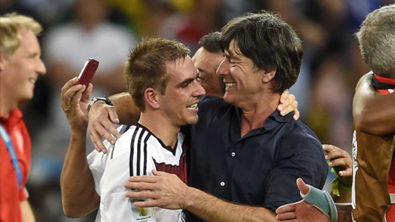 Moment des größten Triumphs: Philipp Lahm (li.) und Joachim Löw beglückwünschen sich nach dem gewonnenen WM-Finale 2014 gegen Argentinien.