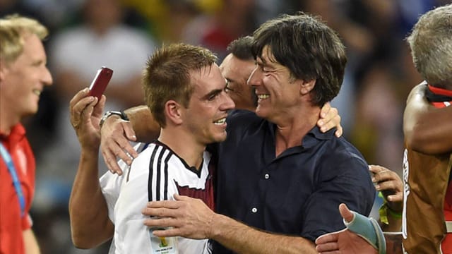 Moment des größten Triumphs: Philipp Lahm (li.) und Joachim Löw beglückwünschen sich nach dem gewonnenen WM-Finale 2014 gegen Argentinien.