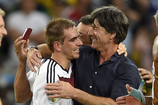 Moment des größten Triumphs: Philipp Lahm (li.) und Joachim Löw beglückwünschen sich nach dem gewonnenen WM-Finale 2014 gegen Argentinien.