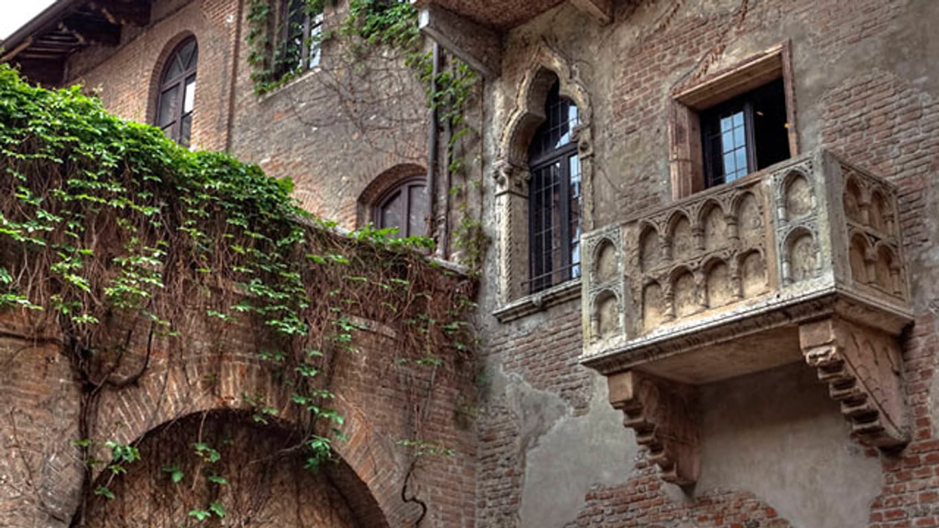 Den berühmten Balkon des Casa de Giulietta besuchen Millionen Touristen jedes Jahr