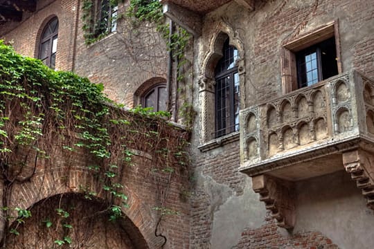 Den berühmten Balkon des Casa de Giulietta besuchen Millionen Touristen jedes Jahr