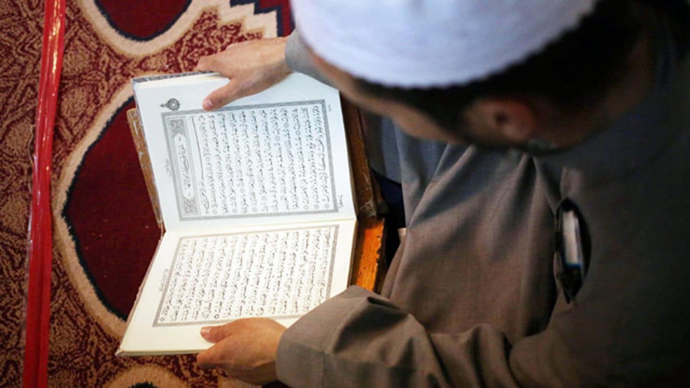 Islamischer Prediger mit dem Koran