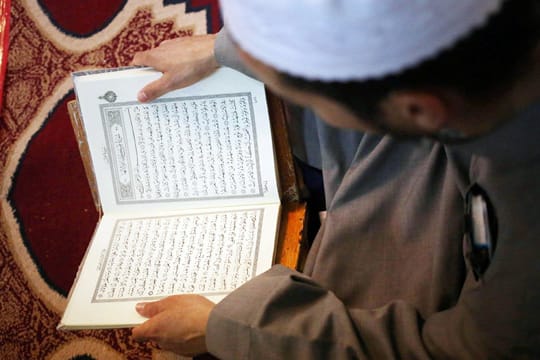 Islamischer Prediger mit dem Koran