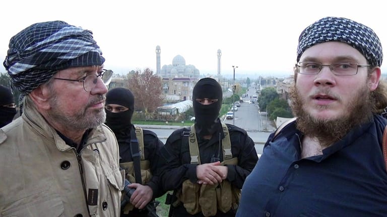 Publizist und Politiker Todenhöfer mit dem deutschen Islamisten Christian Emde (rechts) im Dezember in Mossul