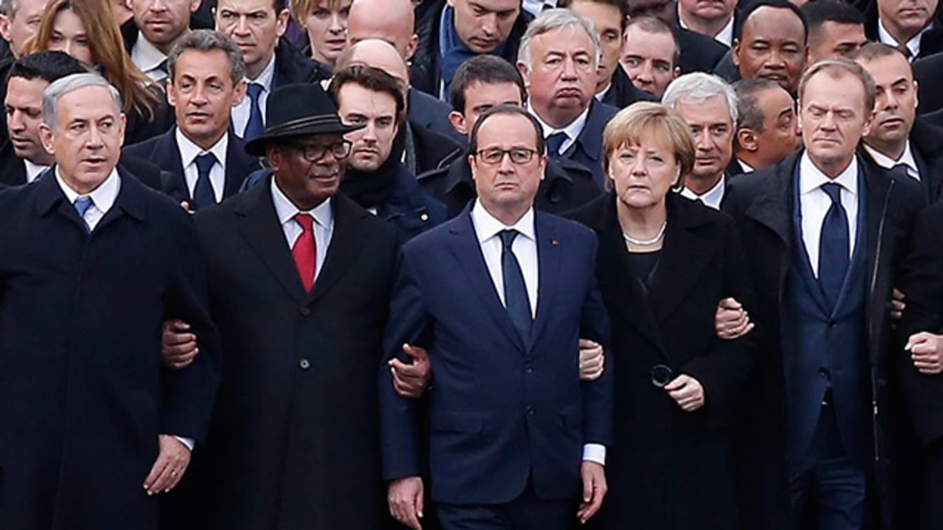 Bei dem Marsch in Paris war auch Bundeskanzlerin Angela Merkel dabei - doch sie wurde wie auch die anderen Frauen von "Hamodia" wegretuschiert