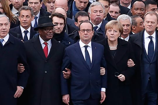 Bei dem Marsch in Paris war auch Bundeskanzlerin Angela Merkel dabei - doch sie wurde wie auch die anderen Frauen von "Hamodia" wegretuschiert