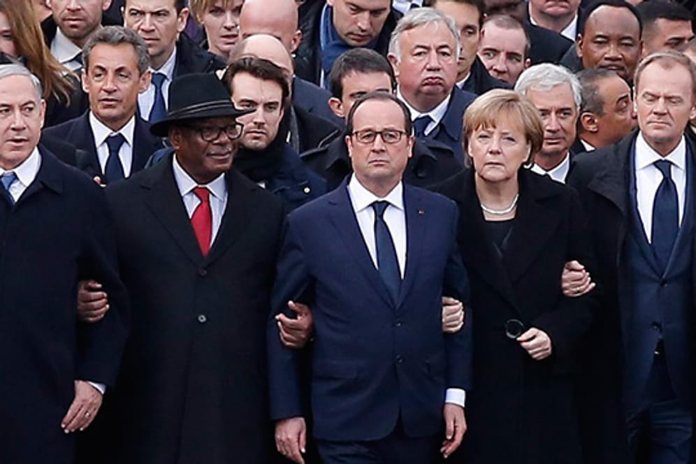 Bei dem Marsch in Paris war auch Bundeskanzlerin Angela Merkel dabei - doch sie wurde wie auch die anderen Frauen von "Hamodia" wegretuschiert