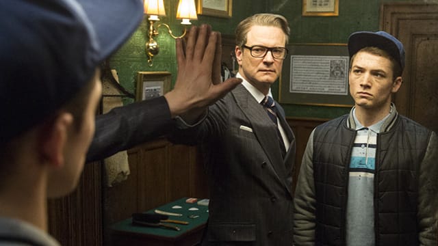 Harry Hart (Colin Firth) zeigt Eggsy (Taron Egerton), was ein echter Geheimagent ist.