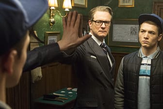 Harry Hart (Colin Firth) zeigt Eggsy (Taron Egerton), was ein echter Geheimagent ist.