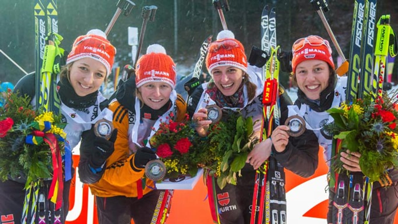 Franziska Preuss, Franziska Hildebrand, Vanessa Hinz und Laura Dahlmeier (v.li.) freuen sich über Platz drei beim Biathlon-Weltcup in Ruhpolding.