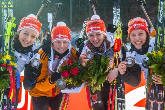 Franziska Preuss, Franziska Hildebrand, Vanessa Hinz und Laura Dahlmeier (v.li.) freuen sich über Platz drei beim Biathlon-Weltcup in Ruhpolding.