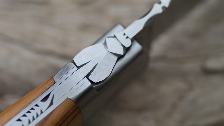 Das "Laguiole"-Taschenmesser ist für die Franzosen der perfekte Alltagsbegleiter. An der typischen "Biene" oder "Fliege" erkennt der Fachmann die französischen Messer. Das "Laguiole"-Taschenmesser ist für die Franzosen der perfekte Alltagsbegleiter. An der typischen "Biene" oder "Fliege" erkennt der Fachmann die französischen Messer.