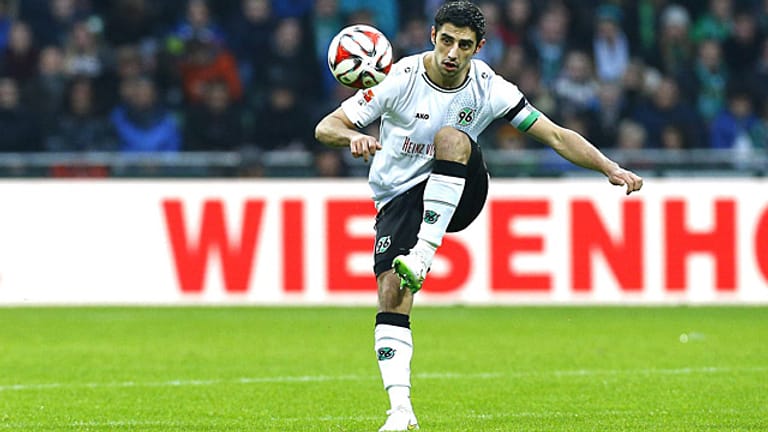 Schalke 04 und Borussia Mönchengladbach sind an Hannover-Kapitän Lars Stindl dran.