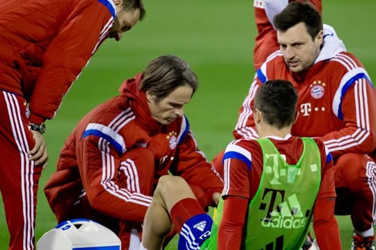 Kilian Müller-Wohlfarth beim Training des FC Bayern München (re.).