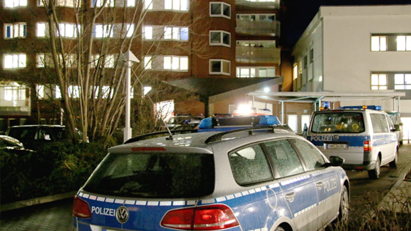 14 Polizisten wurden bei den Ausschreitungen vor einem Krankenhaus in Hameln verletzt.