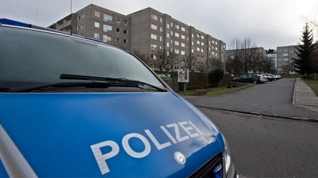 Polizeifahrzeug vor dem Plattenbau-Komplex in Dresden-Leubnitz-Neuostra, wo der 20 Jahre alter Eritreer tot im Hof gefunden worden war Polizeifahrzeug vor dem Plattenbau-Komplex in Dresden-Leubnitz-Neuostra, wo der 20 Jahre alter Eritreer tot im Hof gefunden worden war