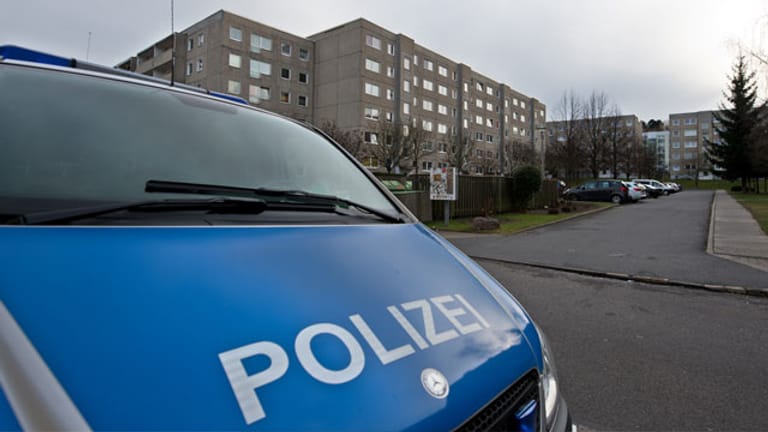 Polizeifahrzeug vor dem Plattenbau-Komplex in Dresden-Leubnitz-Neuostra, wo der 20 Jahre alter Eritreer tot im Hof gefunden worden war