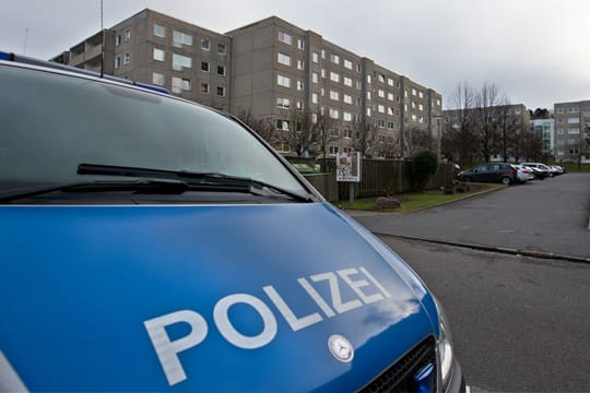 Polizeifahrzeug vor dem Plattenbau-Komplex in Dresden-Leubnitz-Neuostra, wo der 20 Jahre alter Eritreer tot im Hof gefunden worden war
