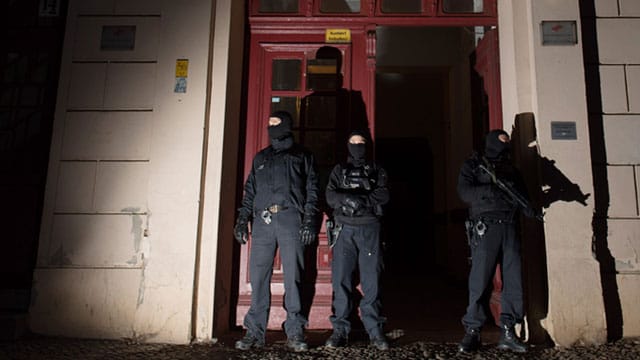 Berliner Polizei im Einsatz gegen Islamisten Berliner Polizei im Einsatz gegen Islamisten