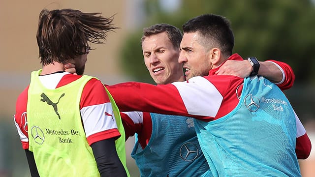 Bei Vedad Ibisevic (re.) brennen im Trainingslager die Sicherungen durch.