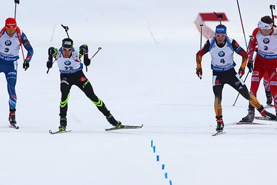 Simon Schempp sichert sich mit einem spektakulären Zieleinlauf den Sieg.