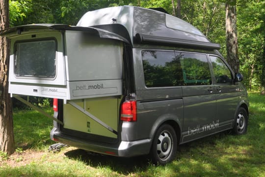 So sieht ein VW T5 aus, wenn er zum Bettmobil umgebaut wird