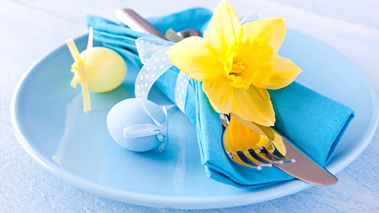 Mit Kleinigkeiten wie Ostereie können Sie den Tisch thematisch dekorieren