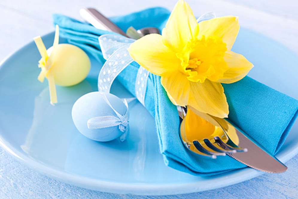 Mit Kleinigkeiten wie Ostereie können Sie den Tisch thematisch dekorieren