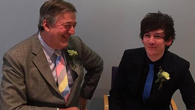 Stephen Fry (li.) und sein Partner Elliott G. Spencer haben geheiratet. Stephen Fry (li.) und sein Partner Elliott G. Spencer haben geheiratet.