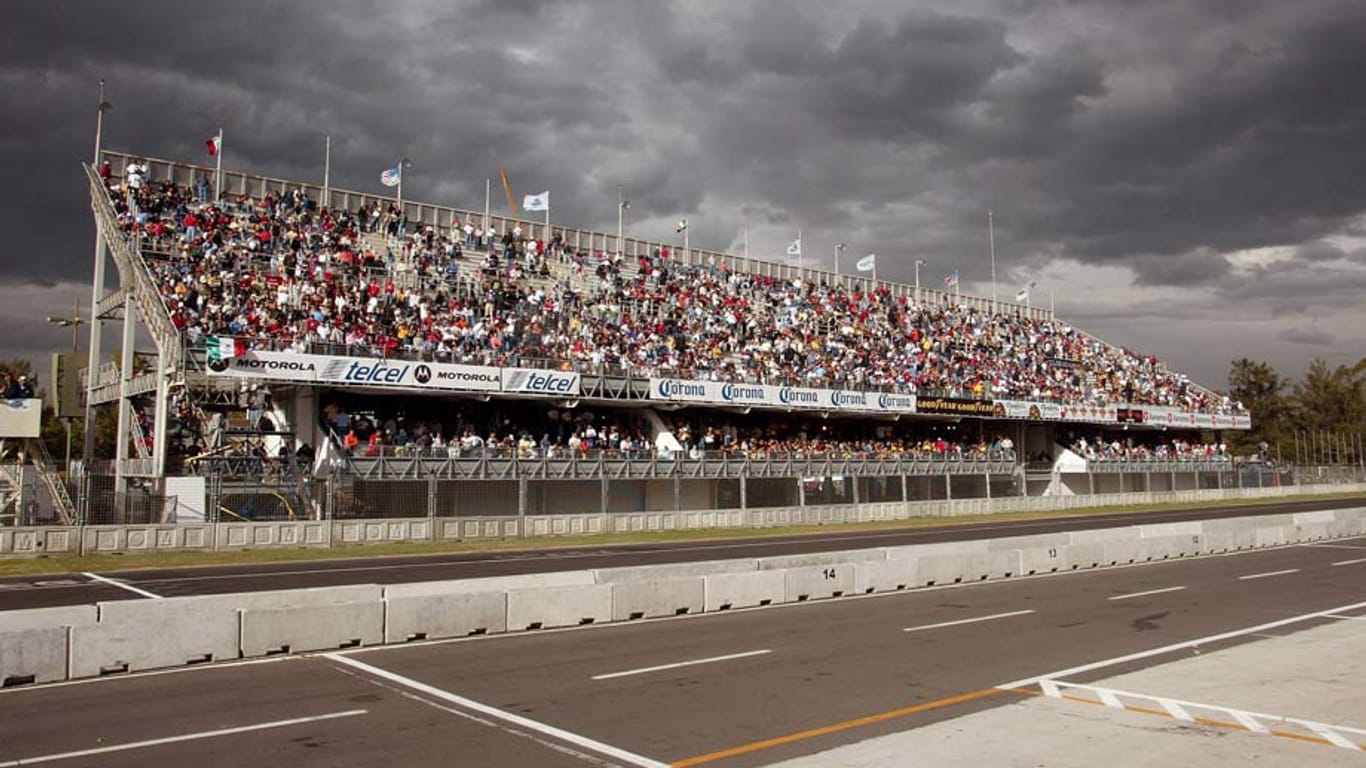 Die Start- und Ziel-Gerade auf dem Autodromo Hermanos Rodriguez in Mexiko.