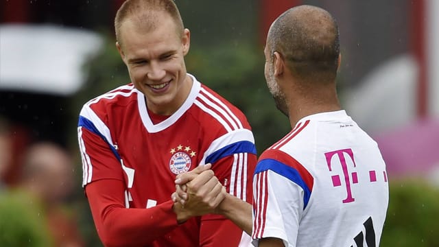 Pep Guardiola (re.) freut sich über die Rückkehr von Holger Badstuber. Pep Guardiola (re.) freut sich über die Rückkehr von Holger Badstuber.