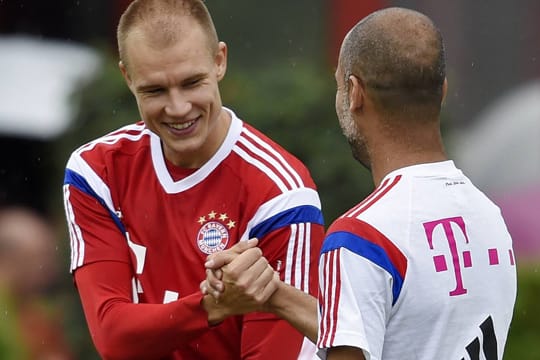 Pep Guardiola (re.) freut sich über die Rückkehr von Holger Badstuber.
