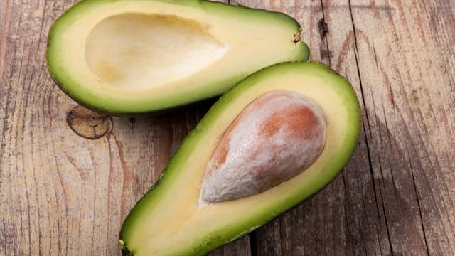 Das Fruchtfleisch der reifen Avocado ist grün oder gelblich