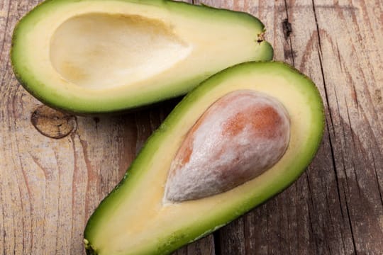 Das Fruchtfleisch der reifen Avocado ist grün oder gelblich