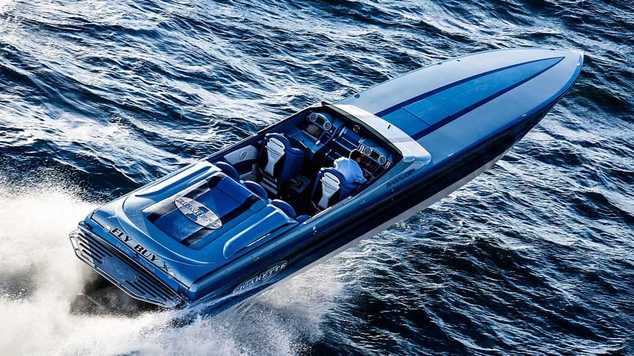 Erstmals in Europa ist auf der "boot 2015" die Cigarette 50’ Marauder zu sehen. Das Power Boat treiben Motoren mit 3300 PS in einer Geschwindigkeit von über 200 km/h über die Wellen.