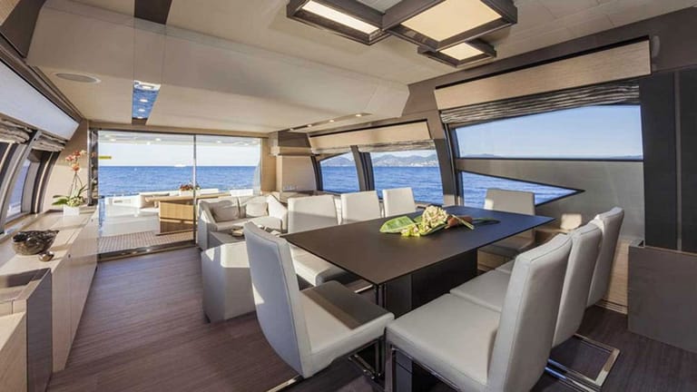 Fast wie zuhause, nur mit Rundumblick aufs Meer: Der Salon der Ferretti 750 bietet Platz und ausreichenden Komfort für unterwegs