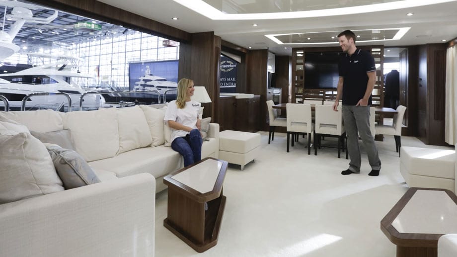 Zuhause ist meist weniger Platz: Die auf der "boot 2015" ausgestellte Sunseeker 86 bietet im Salon nicht nur viel Raum, sondern auch eine edle Einrichtung und eine Menge Komfort. Für 6,85 Millionen Euro darf man damit ablegen.