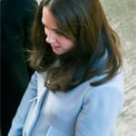 Herzogin Kate im Januar 2015 bei einem Auftritt im Londoner Stadtteil Kensington: Der Babybauch der im sechsten Monat schwangeren Gattin von Prinz William zeichnet sich inzwischen deutlich ab.