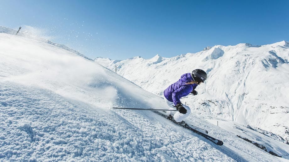 Neben Lifestyle und Party bietet Sölden aber auch den klassischen Skifahrern reichlich: Gleich drei Skiareale stehen zur Verfügung. Den gut geübten Fahrern bleibt James Bonds Spielwiese vorbehalten, Söldens steiler Hausberg Gaislachkogl.