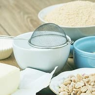 Um einen Kuchen mit möglichst wenig Kohlenhydraten backen zu können, müssen einige Zutaten, wie Zucker oder Mehl mit kohlenhydratarmen Alternativen ersetzt werden