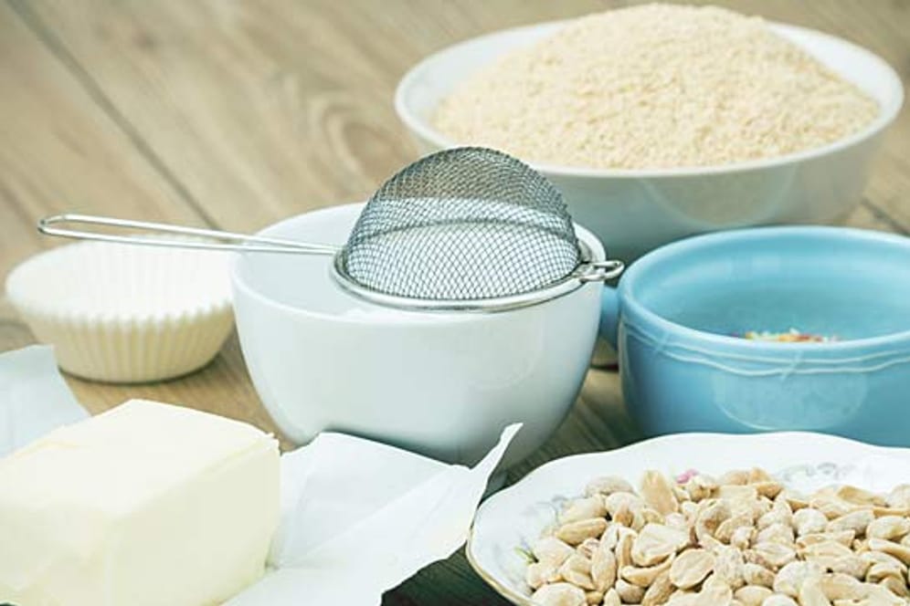Um einen Kuchen mit möglichst wenig Kohlenhydraten backen zu können, müssen einige Zutaten, wie Zucker oder Mehl mit kohlenhydratarmen Alternativen ersetzt werden