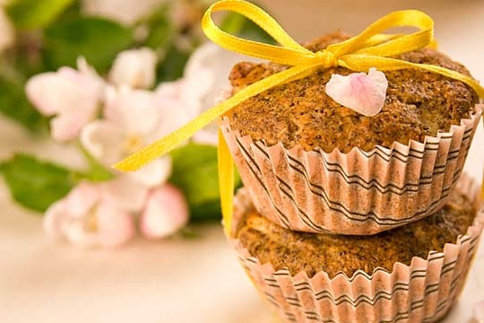 Low-Carb-Muffins werden ohne Mehl und weißen Zucker gebacken. Als Ersatz dienen in diesem Rezept Mandeln und Honig