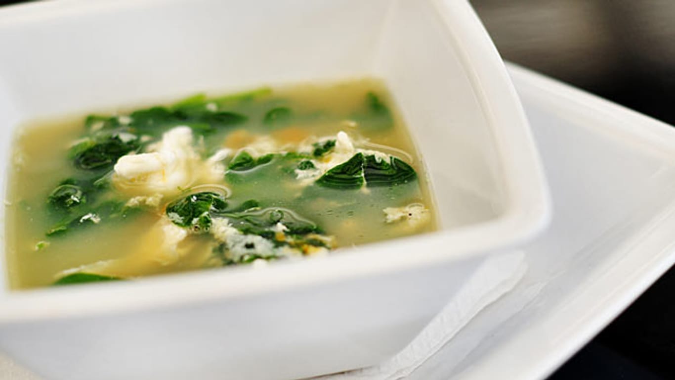 Vitamine, Eiweiß und dennoch wenig Kohlenhydrate: Diese Low-Carb-Suppe ist die perfekte Mahlzeit für eine gesunde Diät