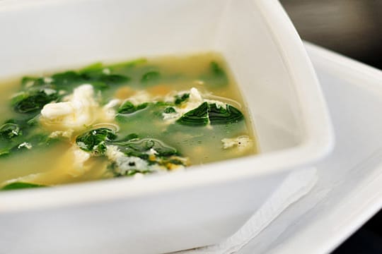 Vitamine, Eiweiß und dennoch wenig Kohlenhydrate: Diese Low-Carb-Suppe ist die perfekte Mahlzeit für eine gesunde Diät